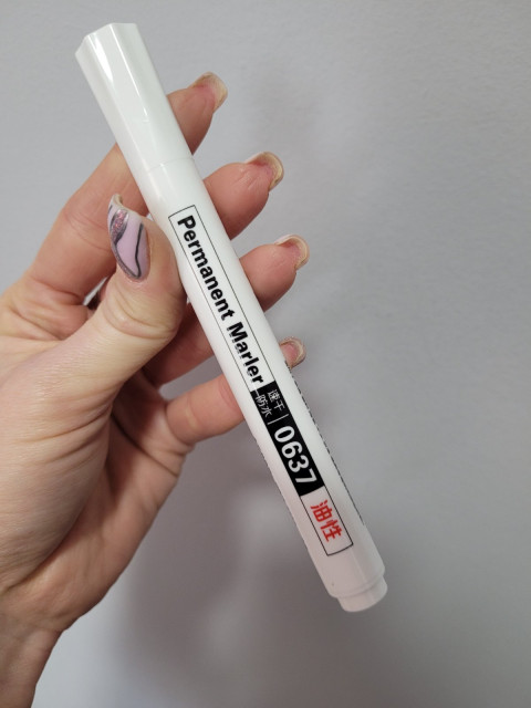 The marker is white, 2 mm