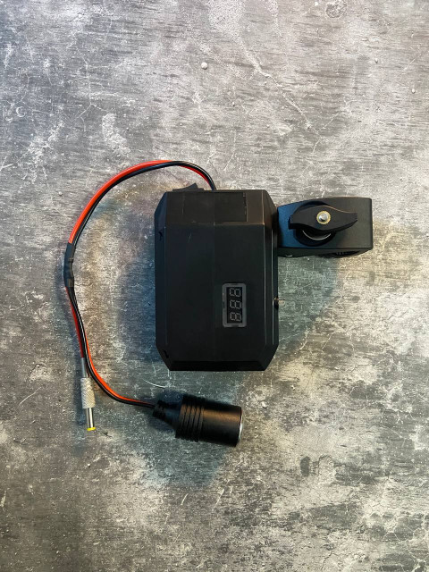 Adapter for Makita 18V with reduction to 12V with a crab