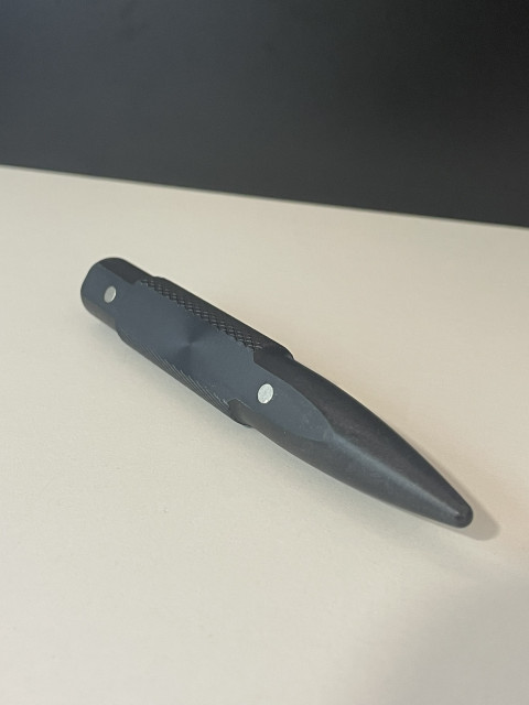 Black plastic core with 2 magnets