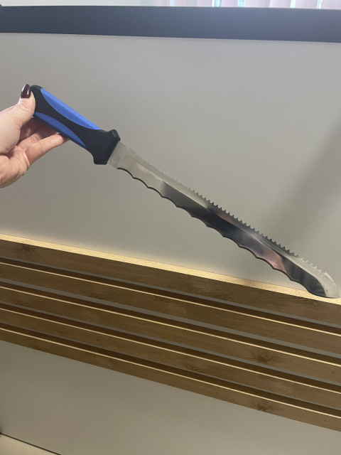 Knife for sealant